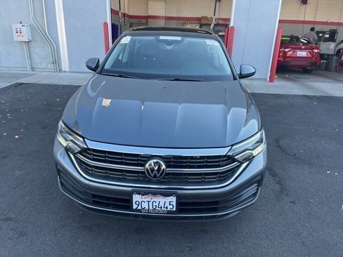 Used 2022 Volkswagen Jetta SE image 2