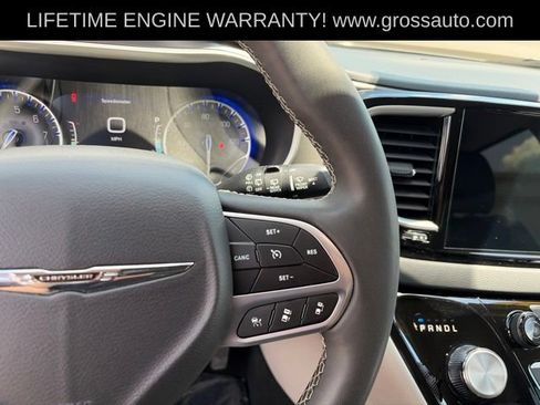 Used 2023 Chrysler Pacifica Touring-L FWD image 20