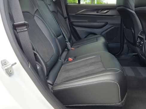 New 2025 Jeep Grand Cherokee Altitude image 10