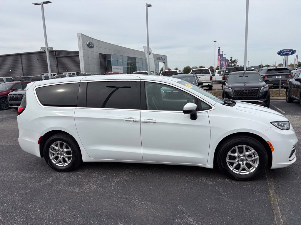 Used 2023 Chrysler Pacifica Touring-L FWD image 4