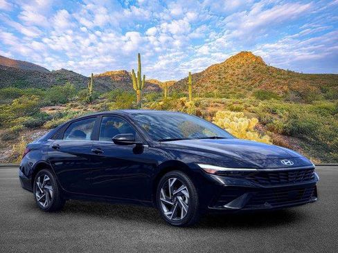 Used 2025 Hyundai Elantra SEL FWD image 2