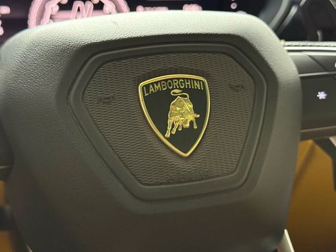 Used 2020 Lamborghini Urus image 23