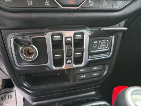 Used 2018 Jeep Wrangler Unlimited Sahara AWD/4WD image 24