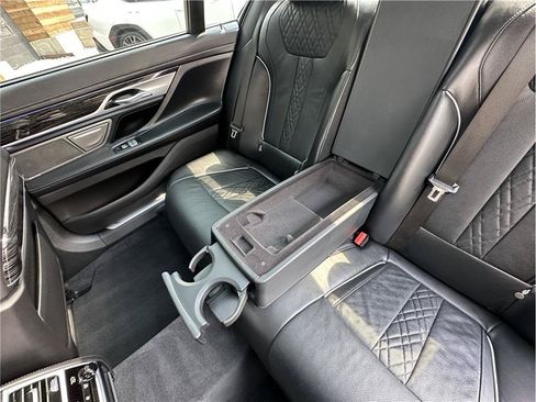 Used 2022 BMW 750Li xDrive AWD/4WD image 17