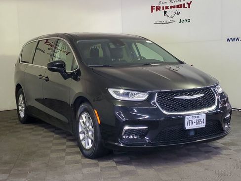 Used 2024 Chrysler Pacifica Touring-L image 2