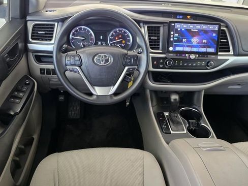 Used 2016 Toyota Highlander LE FWD image 12