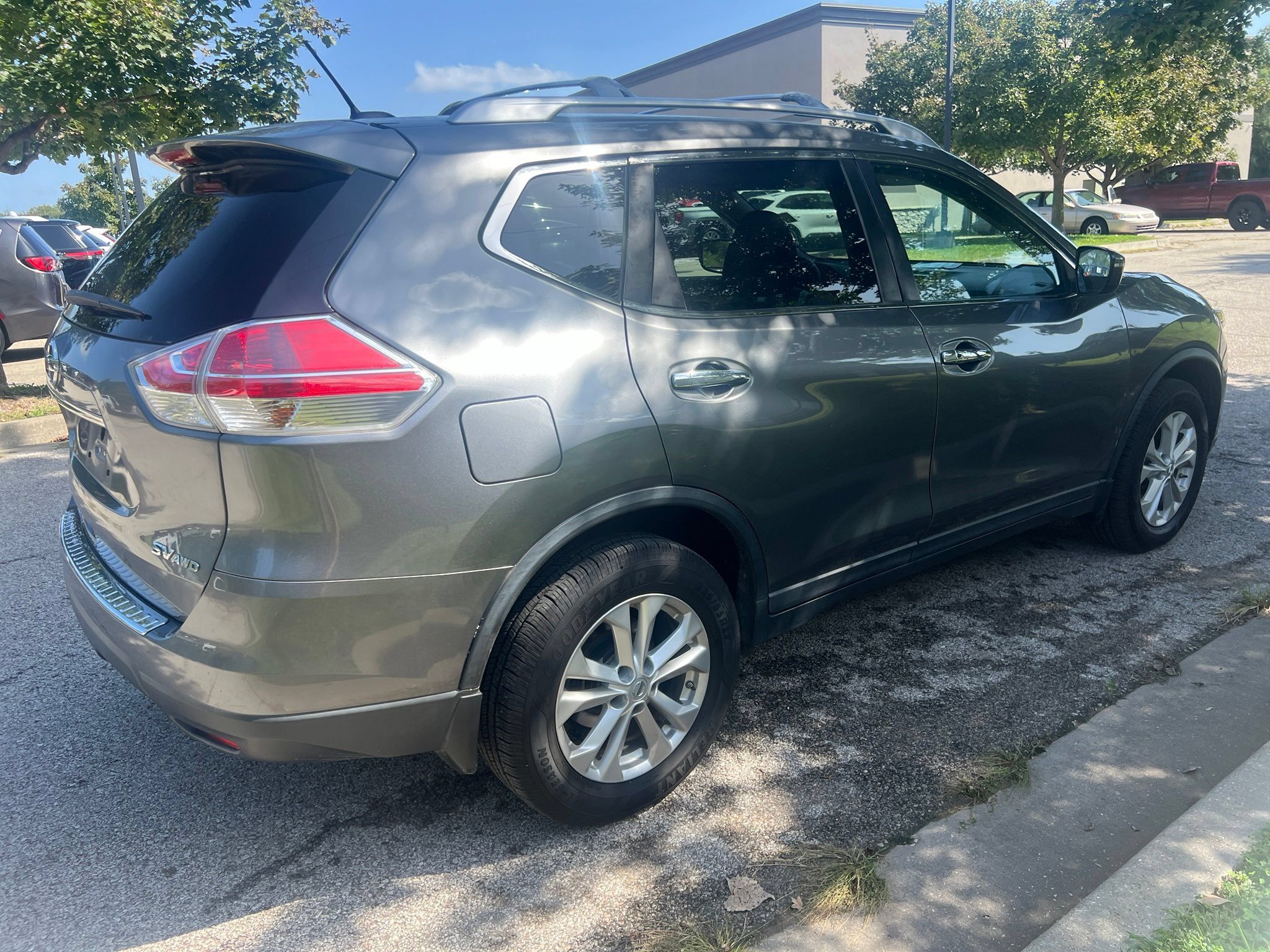 Used 2016 Nissan Rogue SV AWD/4WD image 5