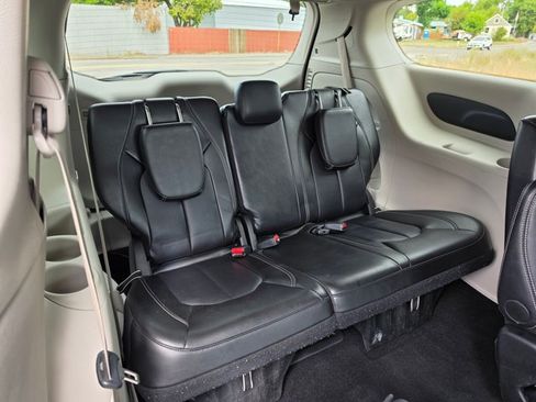 Used 2024 Chrysler Pacifica Touring-L FWD image 13