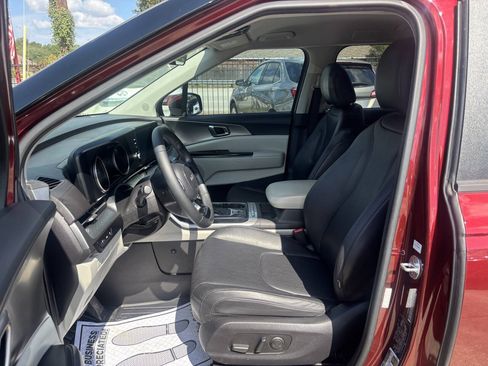 Used 2023 Kia Carnival LX FWD image 14