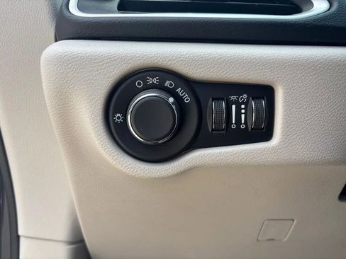 Used 2017 Chrysler Pacifica Touring w/ Tire & Wheel Group FWD image 11