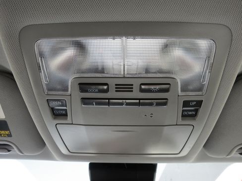 Used 2019 Toyota Highlander XLE FWD image 24