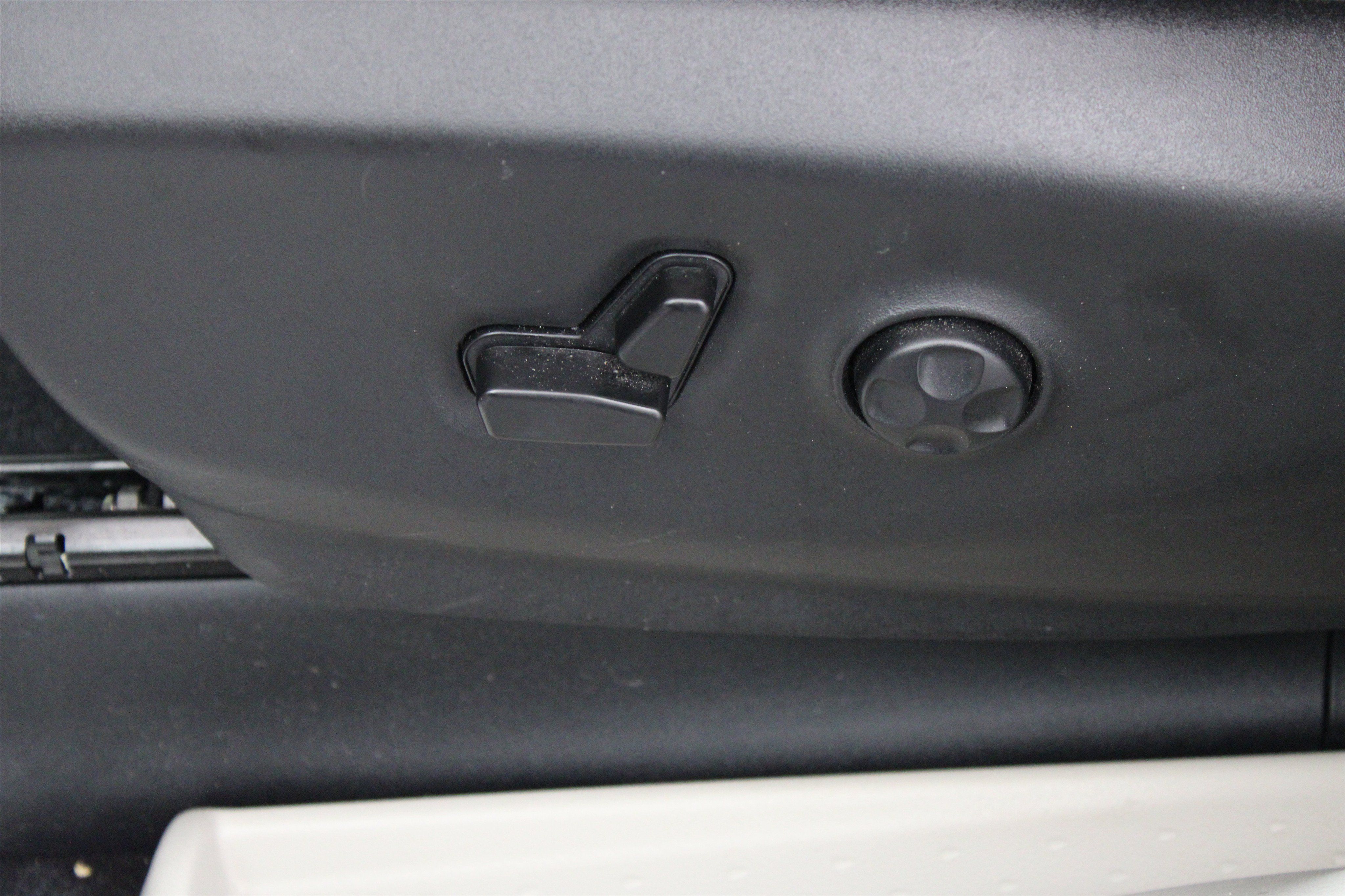 Used 2024 Chrysler Voyager LX FWD image 7