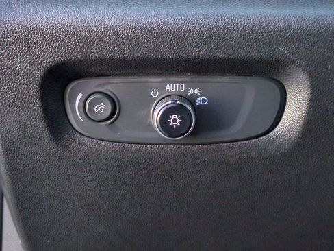 Used 2023 Chevrolet Traverse LT FWD image 23