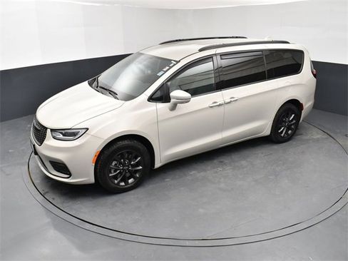 Used 2021 Chrysler Pacifica Touring-L w/ Premium & Safety Sphere Group image 15
