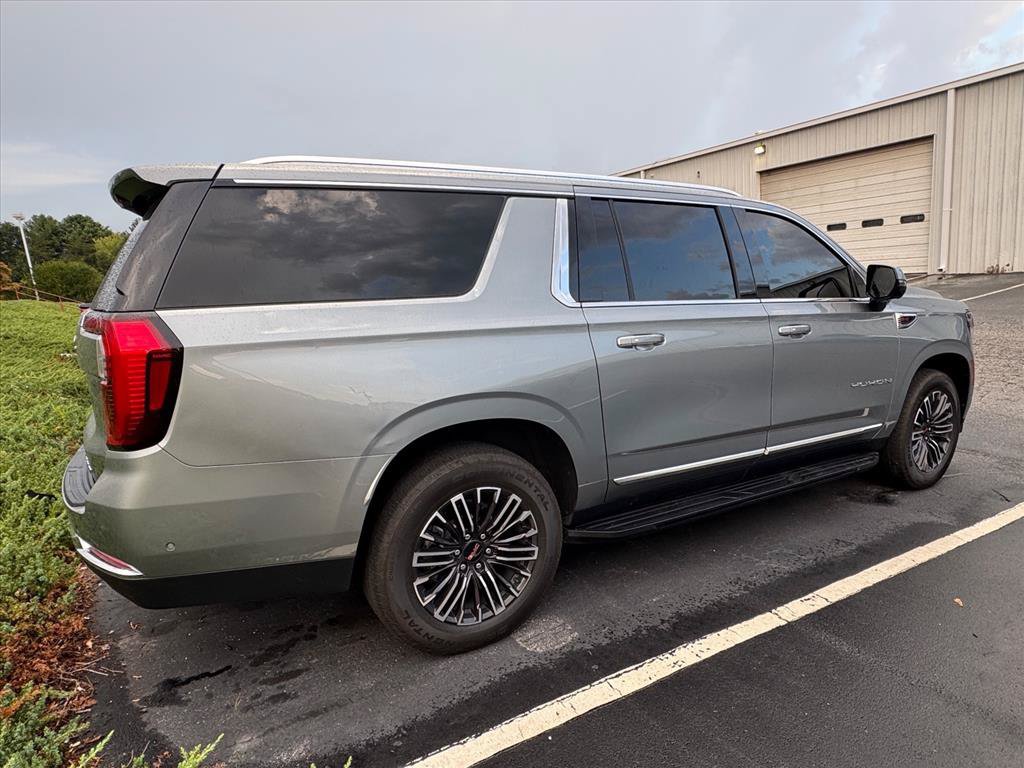 Used 2025 GMC Yukon XL Elevation AWD/4WD image 3