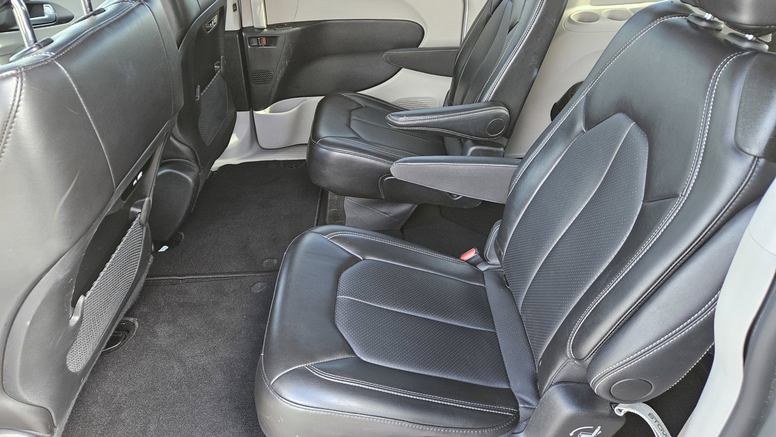 Used 2024 Chrysler Pacifica Touring-L FWD image 8