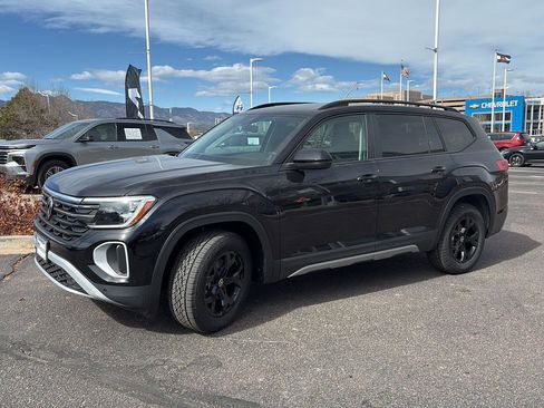 New 2026 Volkswagen Atlas Peak Edition image 3