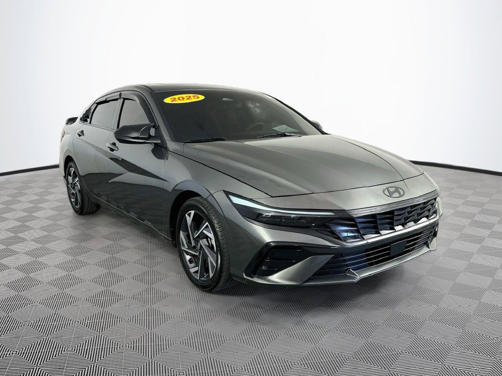 Used 2025 Hyundai Elantra SEL FWD image 2