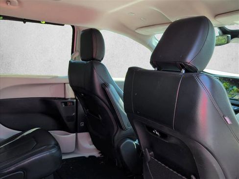 Used 2022 Chrysler Pacifica Touring-L FWD image 20