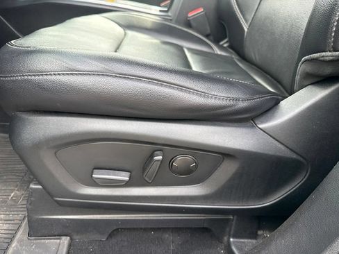 Used 2022 Ford Explorer Limited w/ Equipment Group 301A RWD image 16