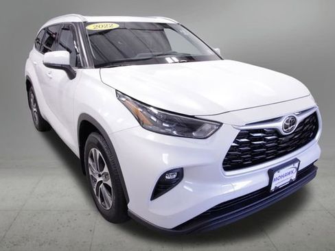 Used 2022 Toyota Highlander XLE AWD/4WD image 8