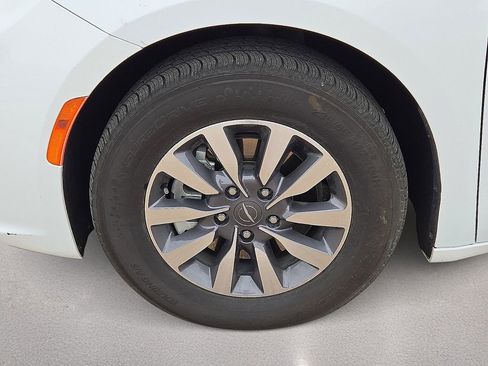 Used 2024 Chrysler Pacifica Limited FWD image 10