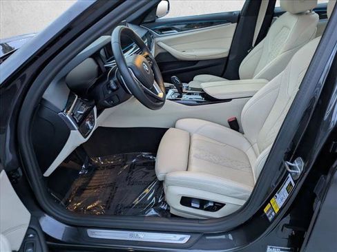 Used 2023 BMW 530e w/ Premium Package image 17