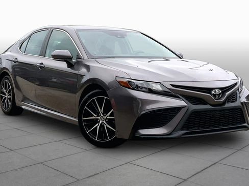 Used 2024 Toyota Camry SE FWD image 3