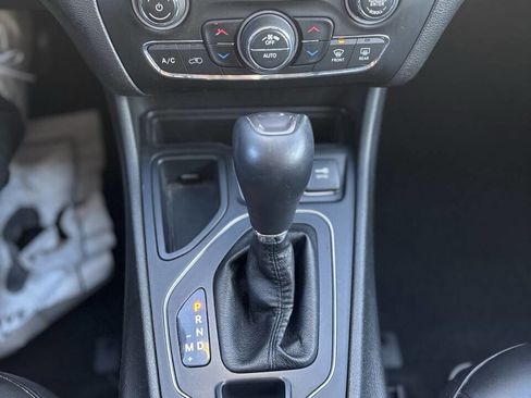 Used 2019 Jeep Cherokee Latitude Plus w/ Comfort/Convenience Group image 16