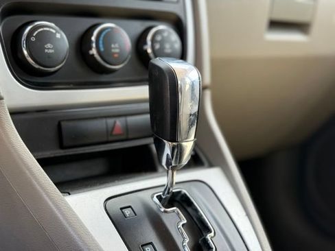 Used 2010 Dodge Caliber SXT FWD image 19