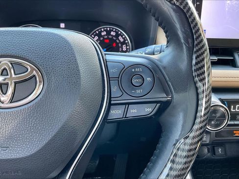 Used 2022 Toyota RAV4 XLE Premium image 19