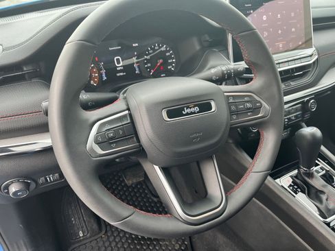 Used 2025 Jeep Compass Trailhawk image 27