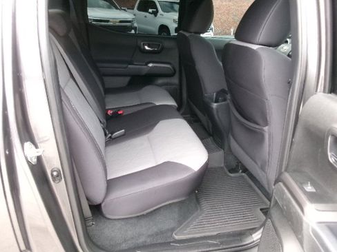 Used 2021 Toyota Tacoma TRD Sport w/ Technology Package image 12