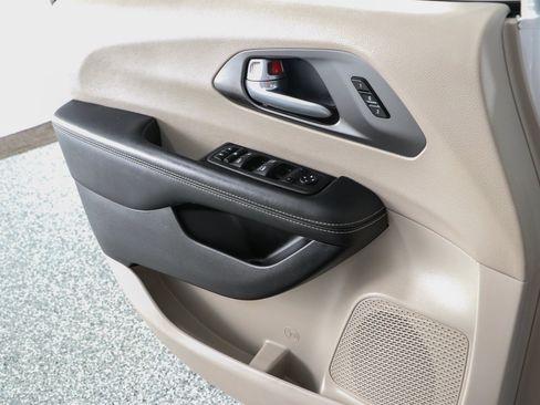 Used 2024 Chrysler Pacifica Touring-L FWD image 21