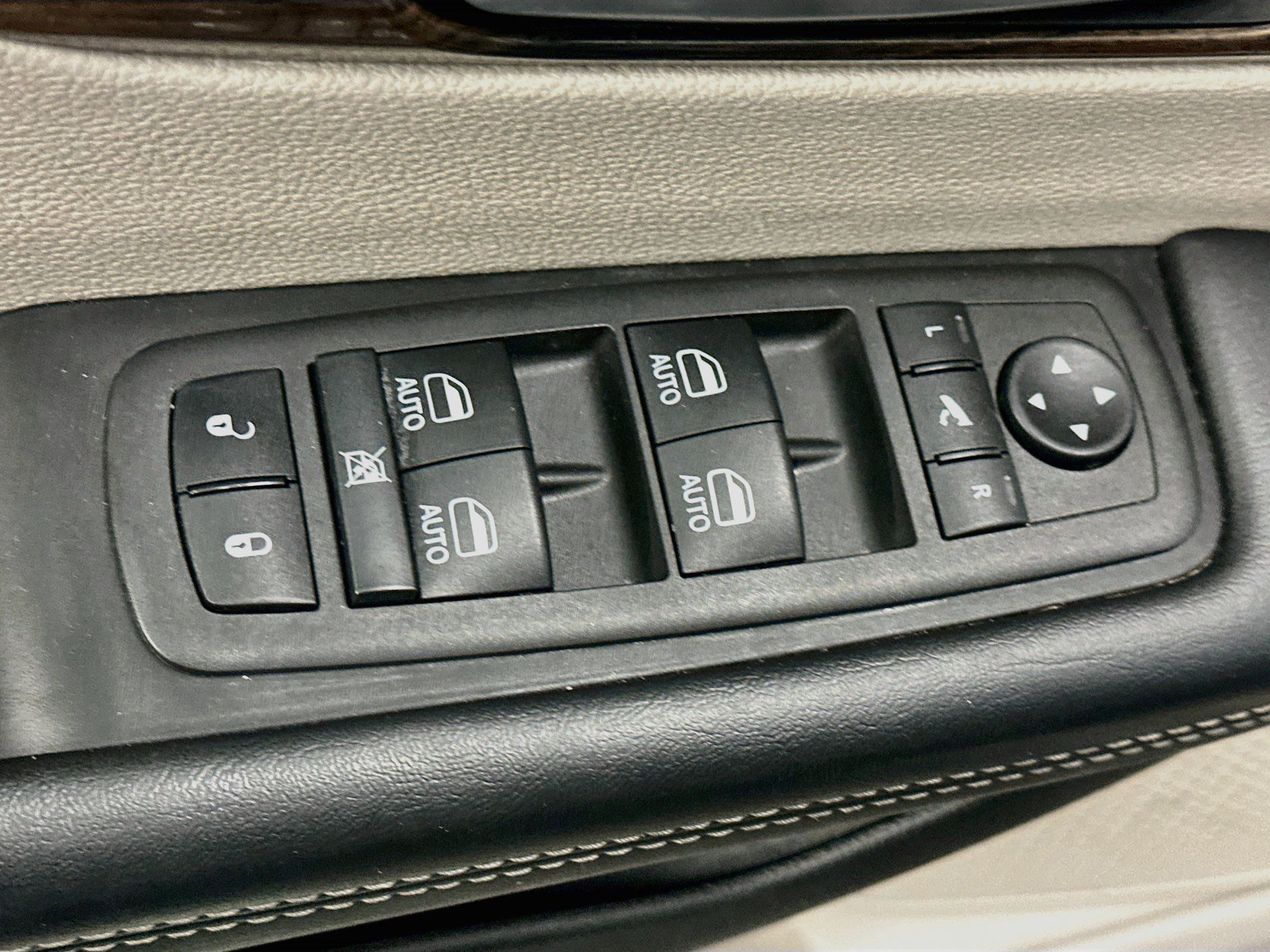 Used 2023 Chrysler Pacifica Limited FWD image 15