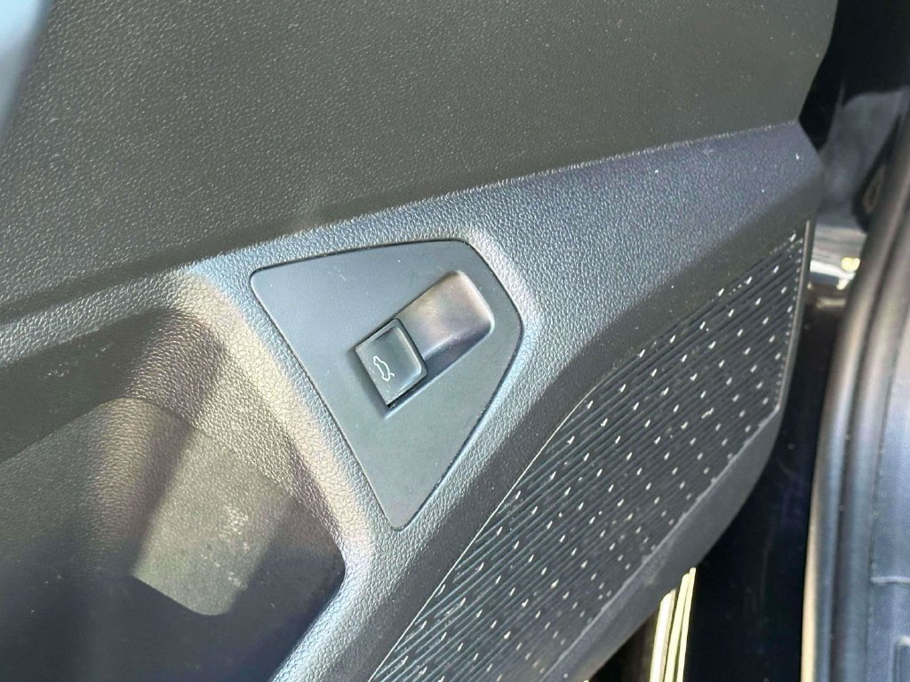 Used 2025 Volkswagen Jetta SE FWD image 18