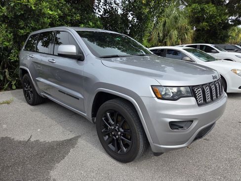 Used 2021 Jeep Grand Cherokee Laredo X RWD image 2