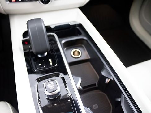 Certified 2025 Volvo XC60 T8 Plus w/ Protection Package Premier image 27