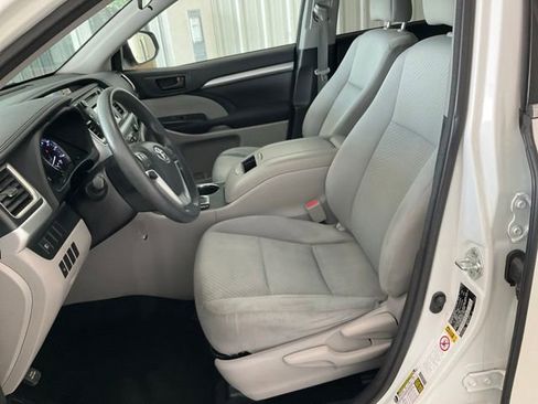 Used 2018 Toyota Highlander LE FWD image 4