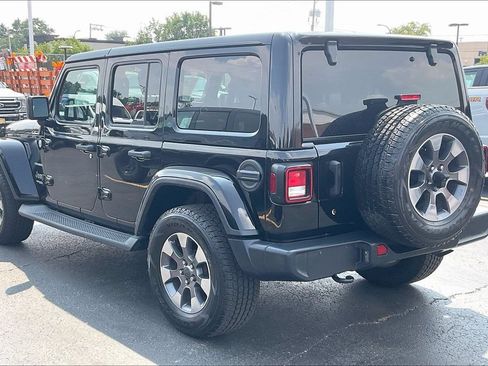 Used 2018 Jeep Wrangler Unlimited Sahara AWD/4WD image 9