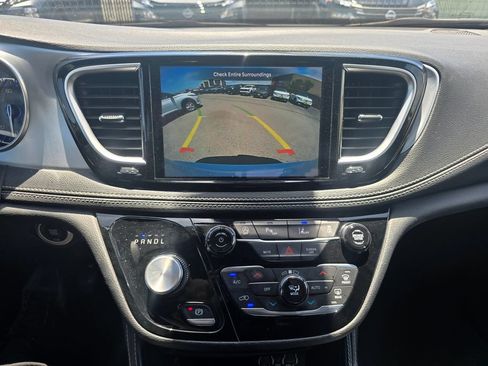 Used 2025 Chrysler Pacifica Limited FWD image 8