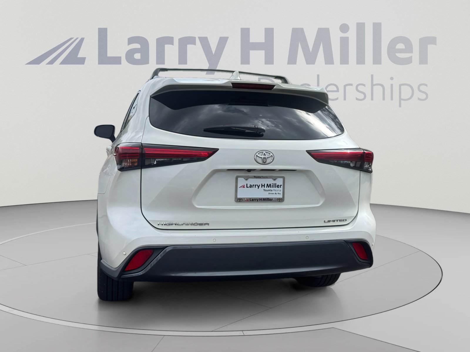 Used 2021 Toyota Highlander Limited FWD image 4