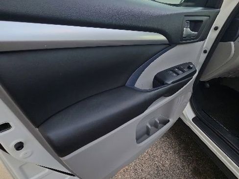 Used 2017 Toyota Highlander XLE AWD/4WD image 13