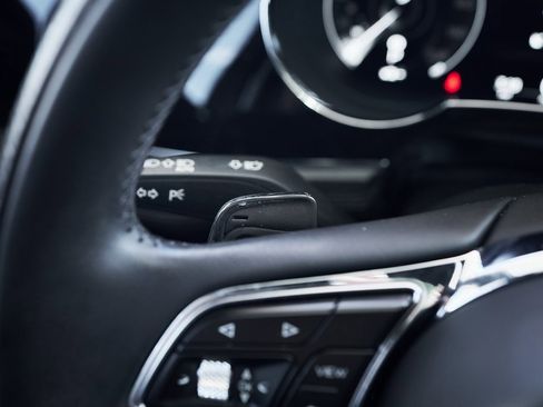 Used 2022 Bentley Bentayga image 39