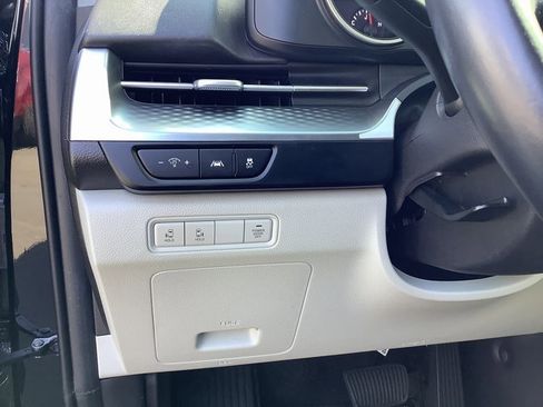 Used 2022 Kia Carnival LX image 15