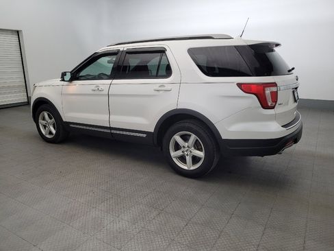 Used 2018 Ford Explorer XLT w/ Equipment Group 202A FWD image 3