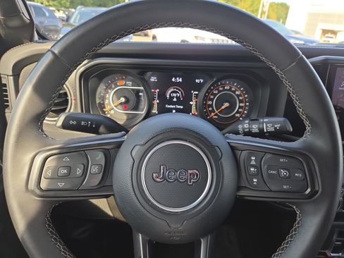 Used 2025 Jeep Wrangler Unlimited Rubicon AWD/4WD image 9