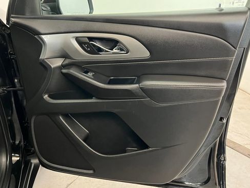 Used 2023 Chevrolet Traverse LT image 24