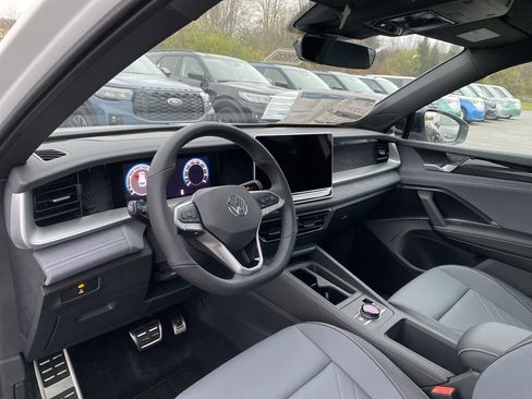 New 2025 Volkswagen Tiguan SE R-Line image 9