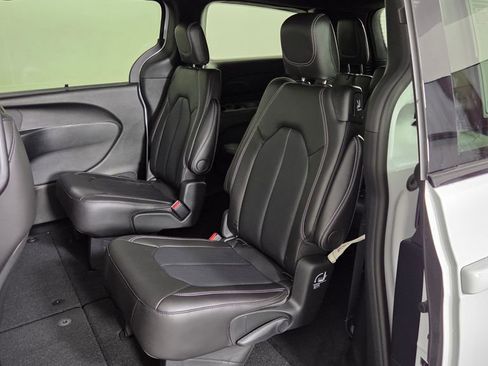 New 2026 Chrysler Pacifica Select image 30